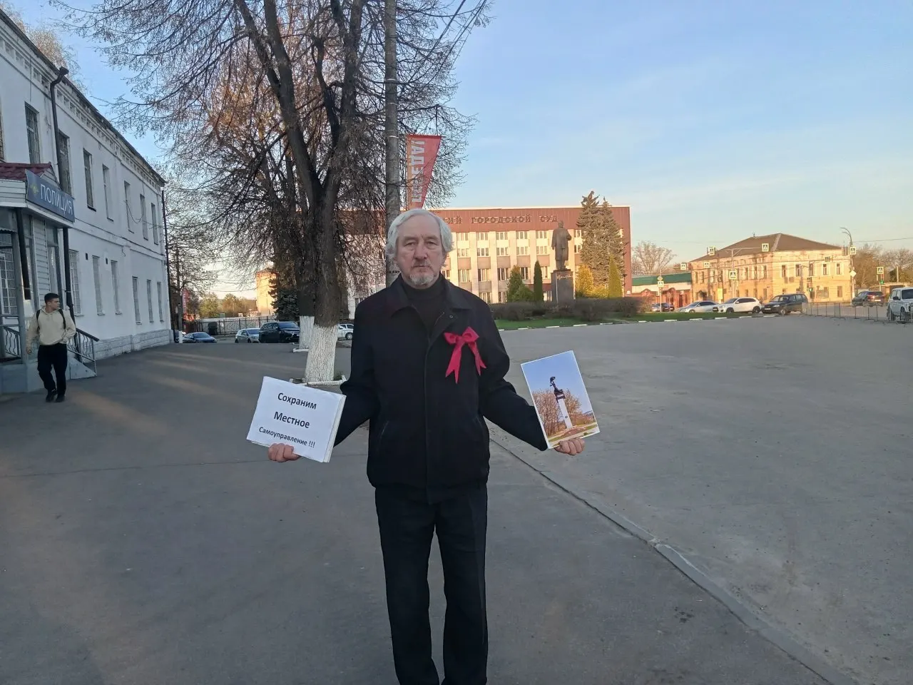Юрия Саенко из Александрова (Владимирская область) признали виновным в организации или проведении публичного мероприятия без уведомления. Инцидент связан с одиночным пикетом 1 мая в защиту местного самоуправления; степень и размер наказания пока не сообщены.