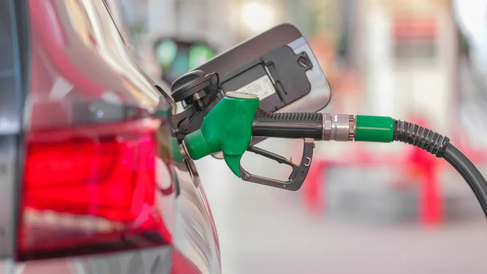 В Севастополе на фоне ударов по нефтеперерабатывающим мощностям ввели талоны на дизель и лимит на отпуск бензина. В центральной части России остановлены несколько крупных НПЗ, что сокращает переработку и сокращает предложение топлива.