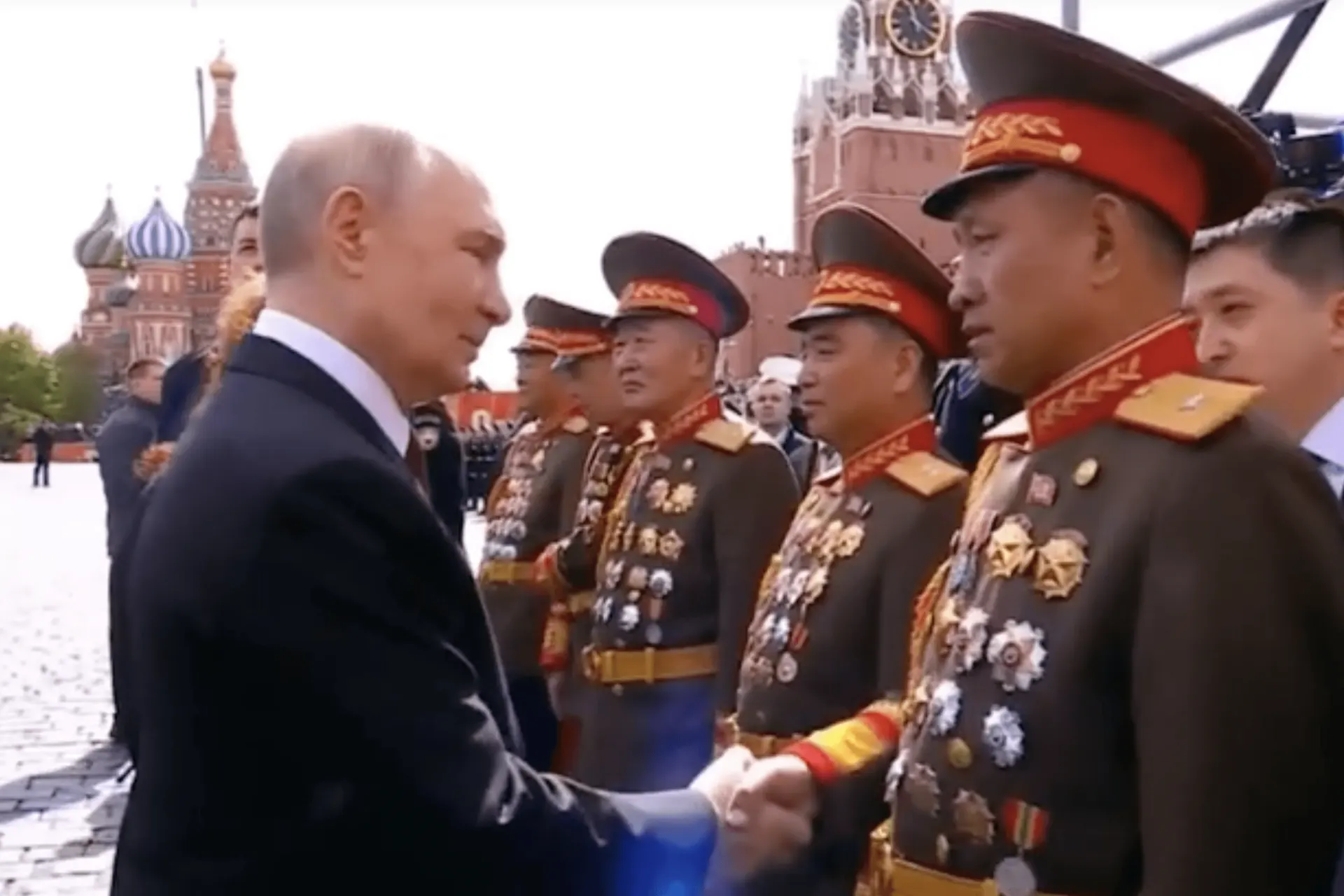 Фотографии и медали, выставленные в новом мемориальном музее в Пхеньяне, свидетельствуют о том, что 3 декабря 2025 года прошла секретная церемония вручения российских государственных наград северокорейским военным, участвовавшим в операции в Курской области.