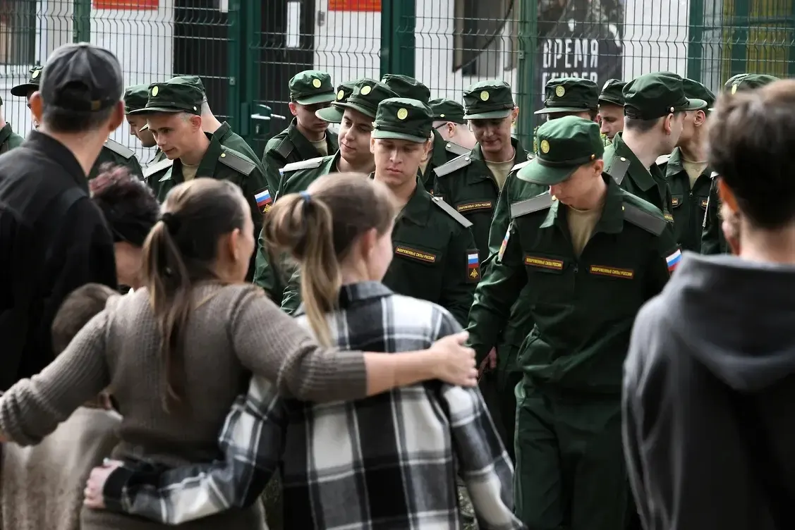 Инициативная группа во главе с Александрой Токарёвой подала первый иск в Верховный суд: в итоговой версии закона одновременно потребованы трёхлетнее совместное проживание и наличие общего ребёнка.