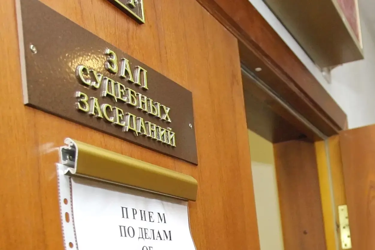 По данным суда, в прошлом году были вынесены 219 приговоров по обвинениям в госизмене — большинство осуждённых получили сроки от 10 до 15 лет. Правозащитники называют официальную статистику заниженной; в 2025 году число приговоров по «шпионским» статьям выросло рекордно.
