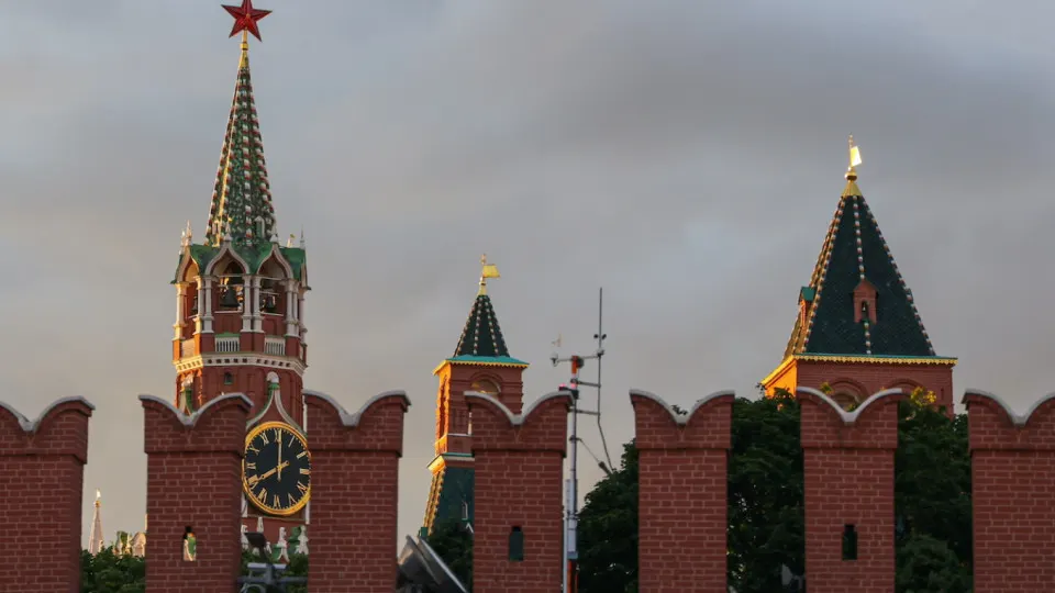 В Кремле заявили, что продолжение трехсторонних переговоров в формате США—Украина—Россия нецелесообразно, пока Киев не отведет свои войска из контролируемой им части Донбасса.