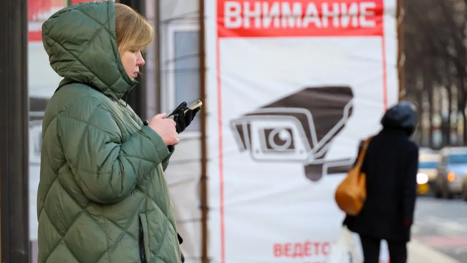 В государственном мессенджере без согласия пользователей удаляются сообщения с ссылками на ключи VPN; при повторной отправке сессия может прерваться. Одновременно усиливаются запреты на вход через VPN в ряде государственных сервисов.