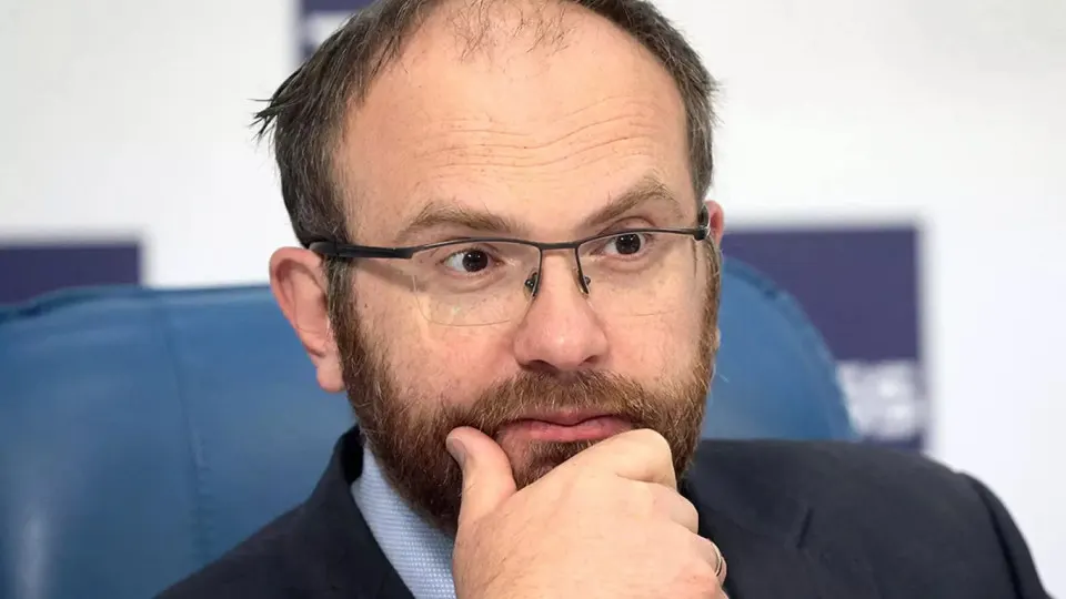 Заместитель председателя синодального отдела РПЦ призвал не переживать из‑за массовых отключений мобильного интернета, а задуматься о вечных ценностях. Тем временем ограничения затронули значительную часть населения, а новый закон освобождает операторов от ответственности при приостановке услуг.