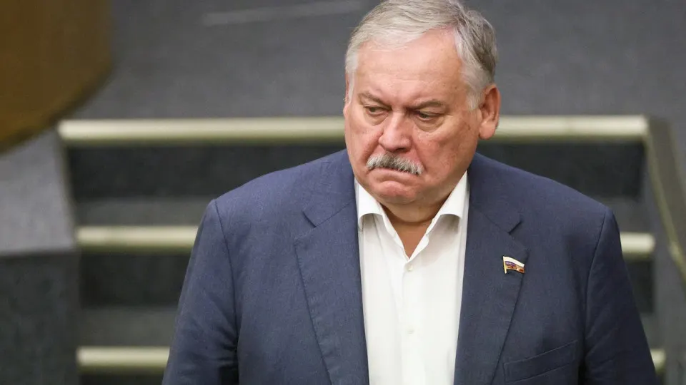 Первый зампред комитета Госдумы Константин Затулин заявил, что Прибалтика не выполнила обещаний по обеспечению прав русскоязычного населения; его слова прозвучали на фоне законопроекта о праве президента применять войска за рубежом для защиты россиян. Эксперты и разведки предупреждают о нарастающем риске эскалации в регионе.