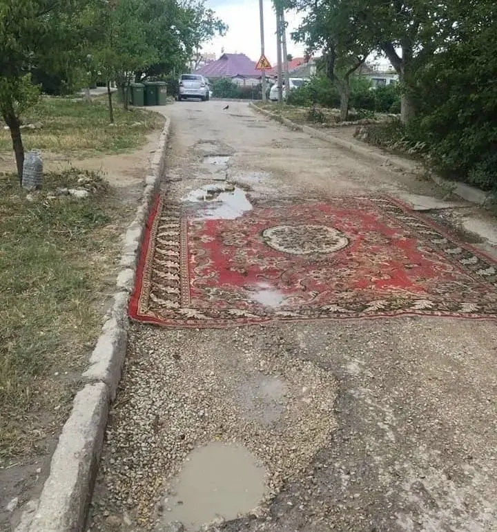 В Госдуму внесён проект, который даёт возможность жильцам и собственникам устранять повреждения асфальта во дворах и на местных дорогах без согласования с коммунальными службами. Правительство проект не поддержало, ссылаясь на необходимость участия специалистов.
