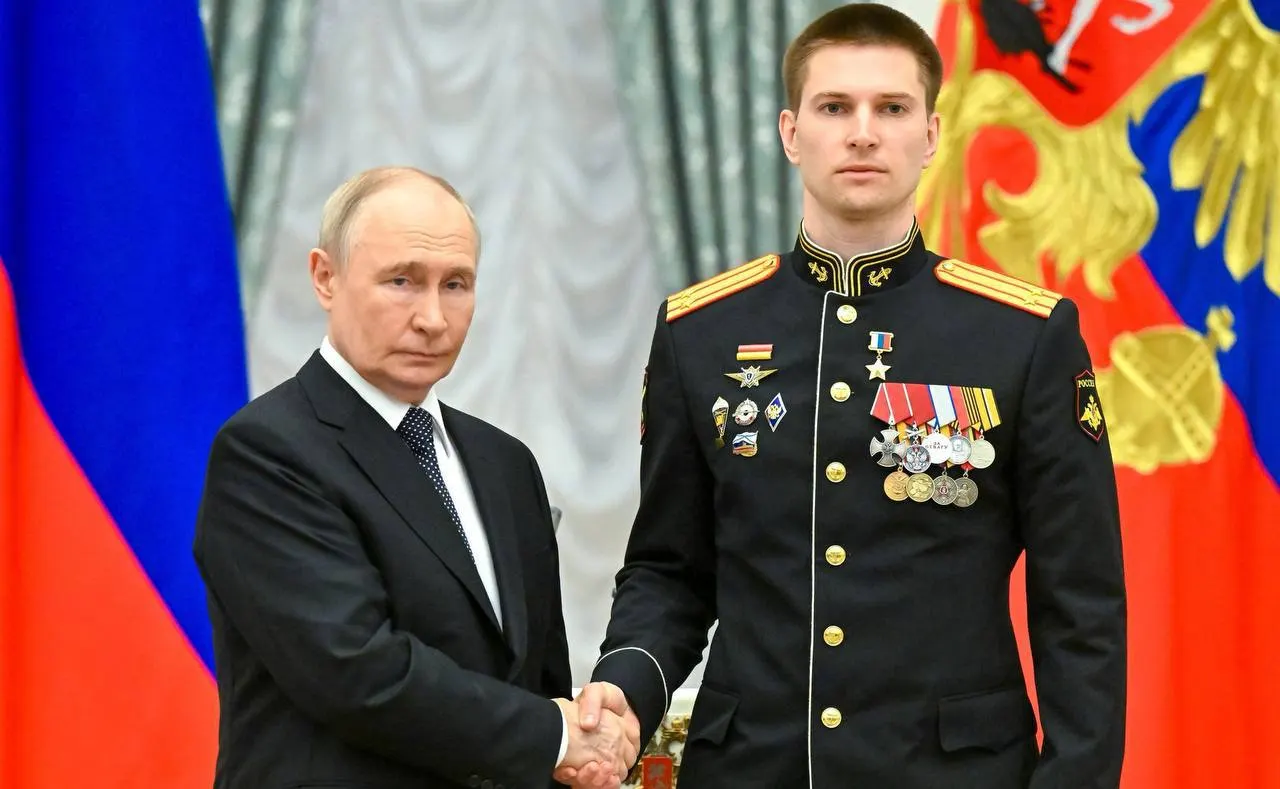 В Кремле президент Владимир Путин вручил подполковнику Ивану Берестовскому медаль «Золотая Звезда» за мужество, проявленное в ходе специальной военной операции.