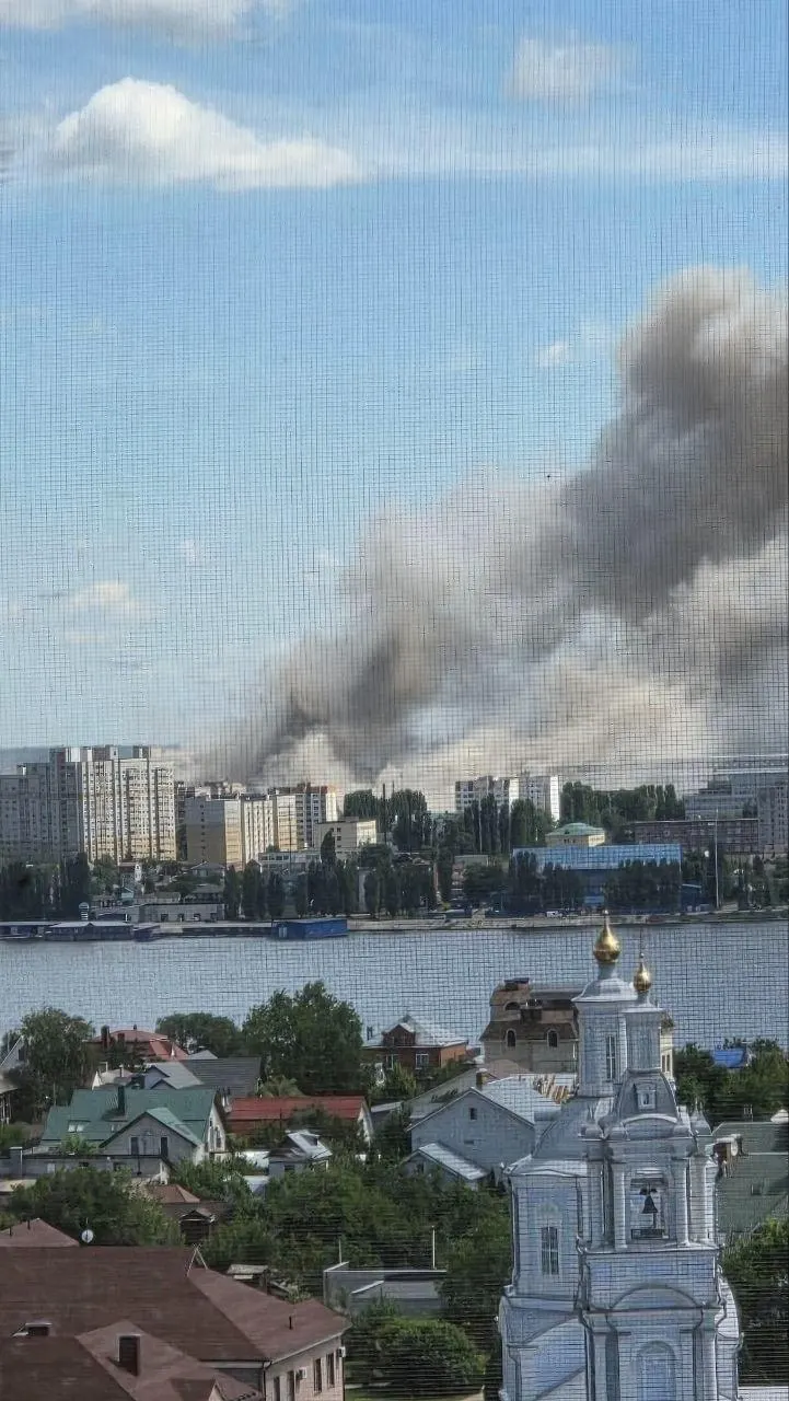 В Воронежской области объявлен режим ракетной опасности после сообщений о взрывах и возможном ударе по заводу, официального подтверждения пока нет; тревога также введена в нескольких соседних регионах.