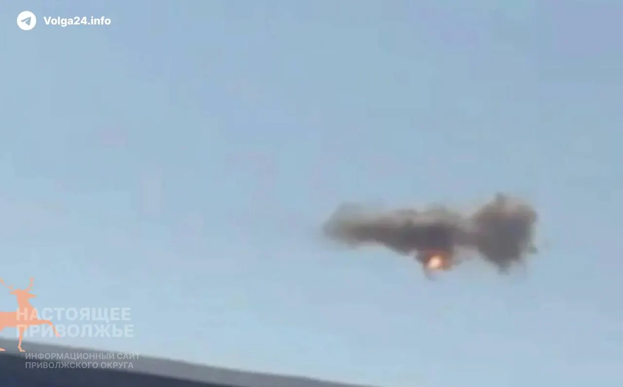 Днём 8 июня силы ПВО сбили дрон над Нижегородской областью; из‑за воздушной угрозы работа аэропорта была фактически остановлена, рейсы выполняются только по согласованию с военным ведомством.