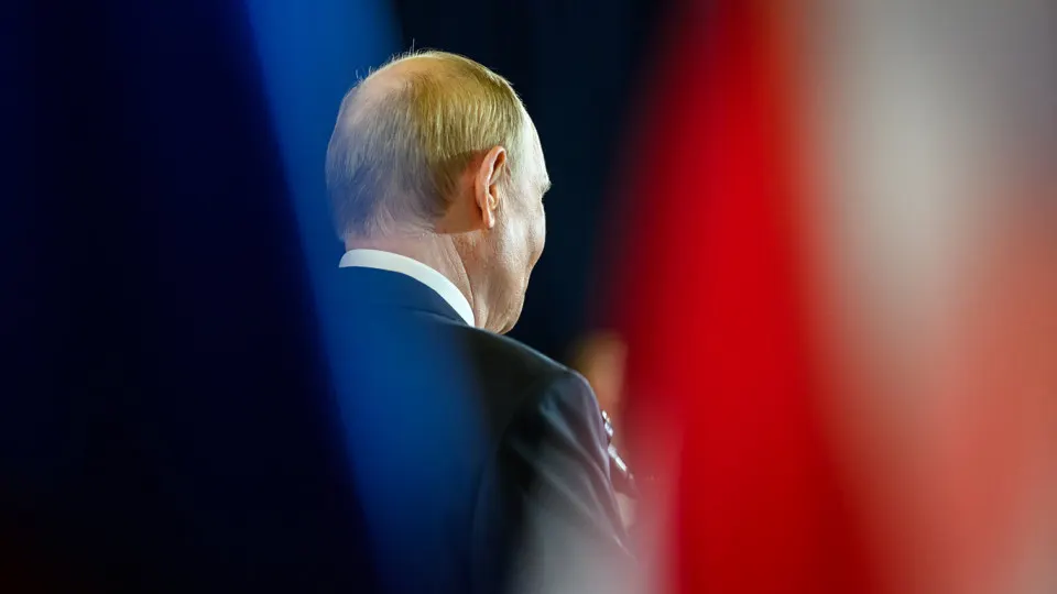 Публикация «открытого» рейтинга была приостановлена после падения показателя до 29,5%. Одобрение деятельности президента также демонстрирует снижение — около 66%. Эксперты связывают изменения с затянувшейся войной, экономическими трудностями и ростом тревожности населения.