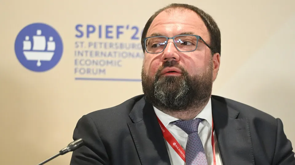 Минцифры рассматривает внедрение механизмов подтверждения возраста на онлайн‑платформах — вероятно через «Госуслуги»; эксперты предупреждают о рисках утечек данных и дополнительных расходах для сервисов.