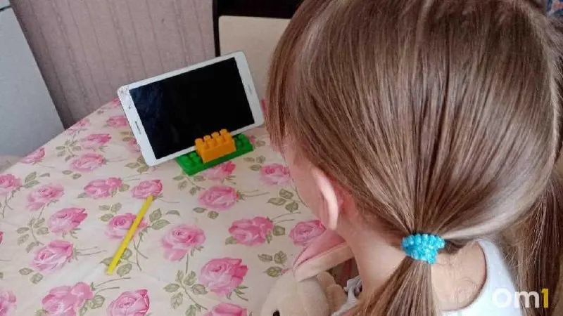 Минцифры и Roblox договорились о соблюдении российского законодательства и усилении защиты детей; для сервиса готовят возрастные версии, после чего ведомства попросят правоохранителей снять ограничения.