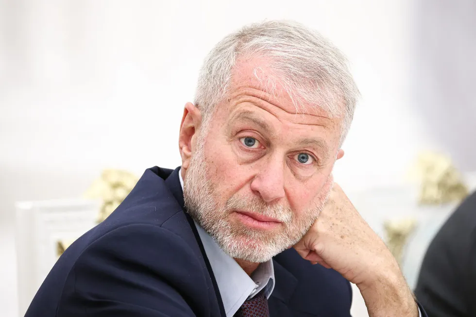 По сведениям ряда собеседников, бизнесмен посетил Киев в мае и передал просьбу украинской стороны о встрече лидеров; официальные представители и окружение бизнесмена на запросы не ответили.