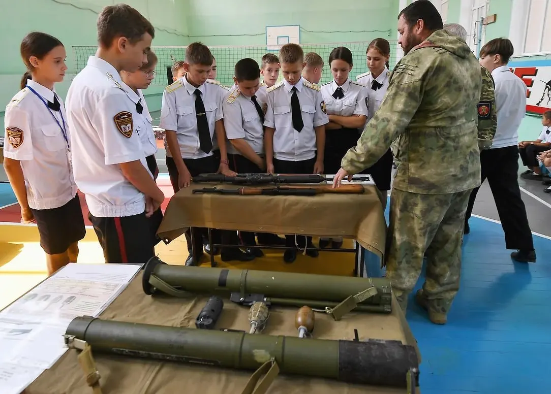 Военно-историческое общество выступило с инициативой привлечь учащихся к записи рассказов бойцов и волонтёров: материалы планируют использовать в школьных музеях и цифровом архиве, идею, по заявлению организации, поддержало Минобрнауки.