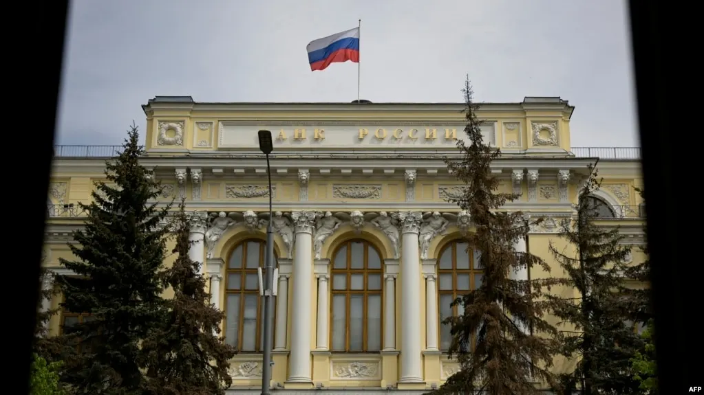Центробанк расширил перечень криптовалют, доступных на торговых площадках, ввёл лимиты для неквалифицированных инвесторов и требования к тестированию; закон о цифровых валютах вступит в силу с 1 сентября 2026 года.