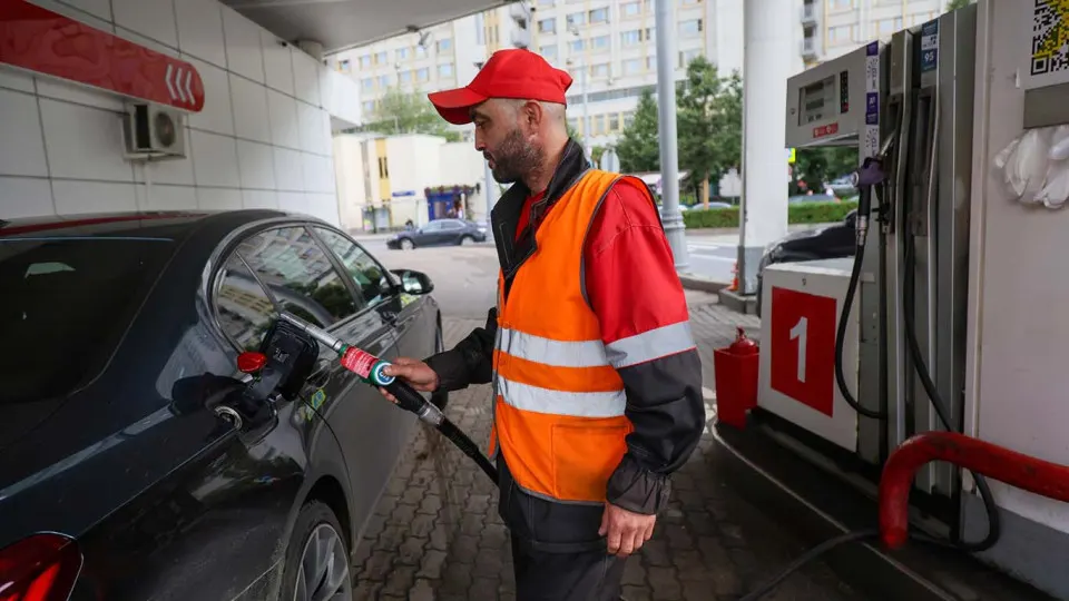 В Москве и области, а также в ряде регионов, возник дефицит бензина и очереди на АЗС после ударов по нефтепереработке; ситуация усугубляется ростом цен и нестабильностью поставок.