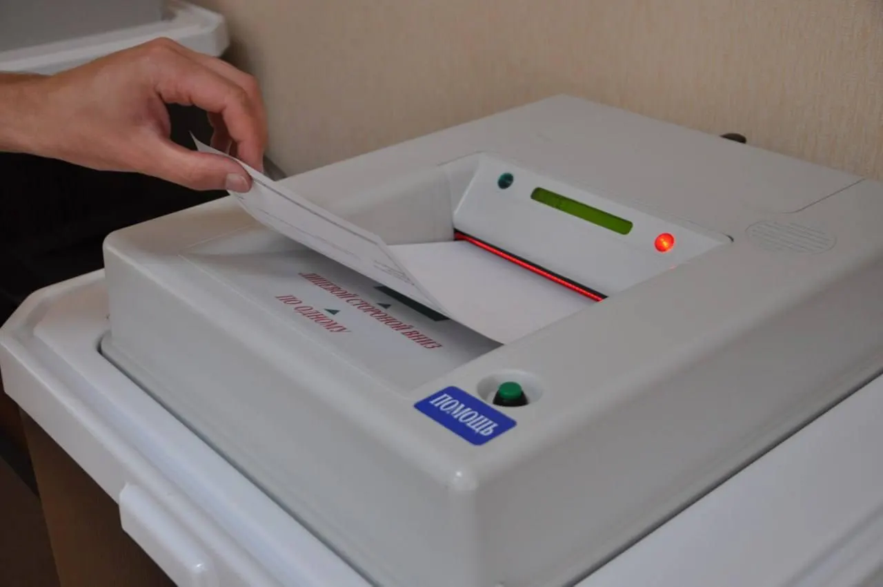 Из-за санкций в регионах возник дефицит электронных комплексов обработки бюллетеней; обновления техники не состоялись, что может привести к ручному подсчету бюллетеней.