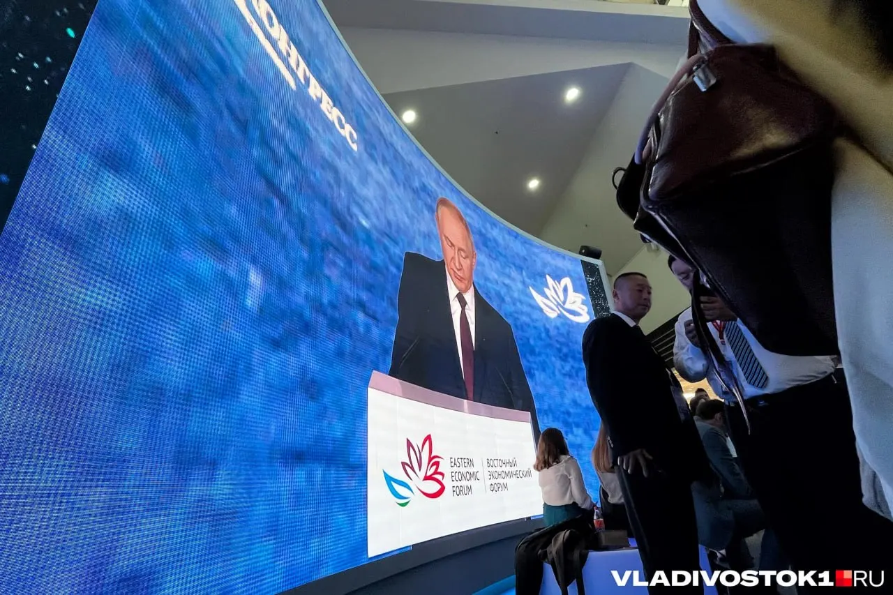 Президент России примет участие во ВЭФ-2026 во Владивостоке, обсудит развитие Дальнего Востока и проведёт встречи с руководством региона и лидерами стран Азиатско‑Тихоокеанского региона.
