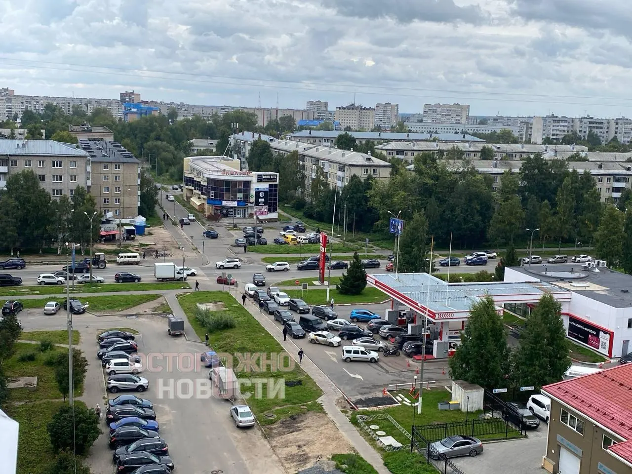 Очереди на заправках, перебои с поставками и рост цен на бензин охватывают регионы: Пенза, Томск, Архангельск и другие регионы сообщают о нехватке топлива.