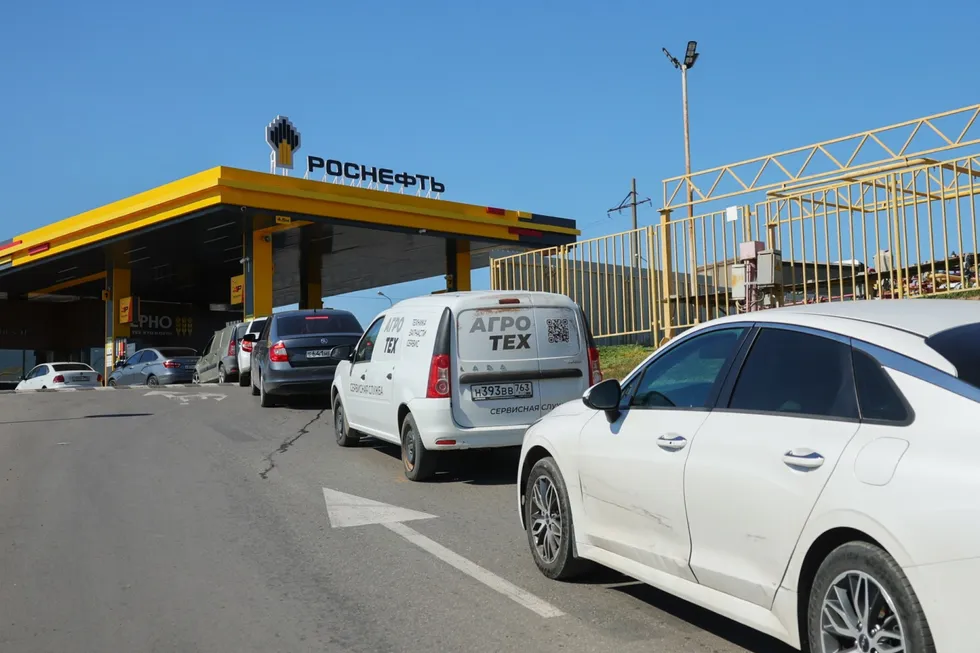 В России снова отмечается подорожание бензина, вводятся лимиты на продажу топлива, а перебои в поставках подталкивают к импорту из-за рубежа.