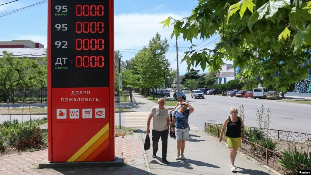 В Геленджике и близлежащих населённых пунктах бензин исчез на большинстве заправок; очереди достигают сотен автомобилей, некоторые водители стоят более 16 часов. Власти опубликовали список действующих заправок, ситуация с дефицитом сохраняется.