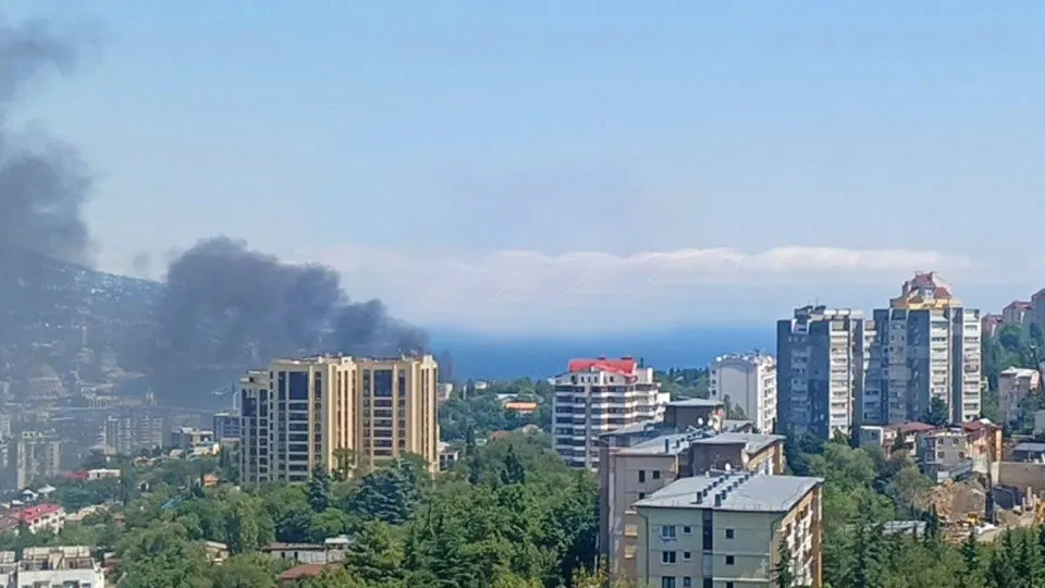Украина атаковала побережье Ялты морскими и воздушными дронами. После ударов на набережной возник пожар в здании у побережья, власти призвали жителей покинуть зону, проводится разминирование.