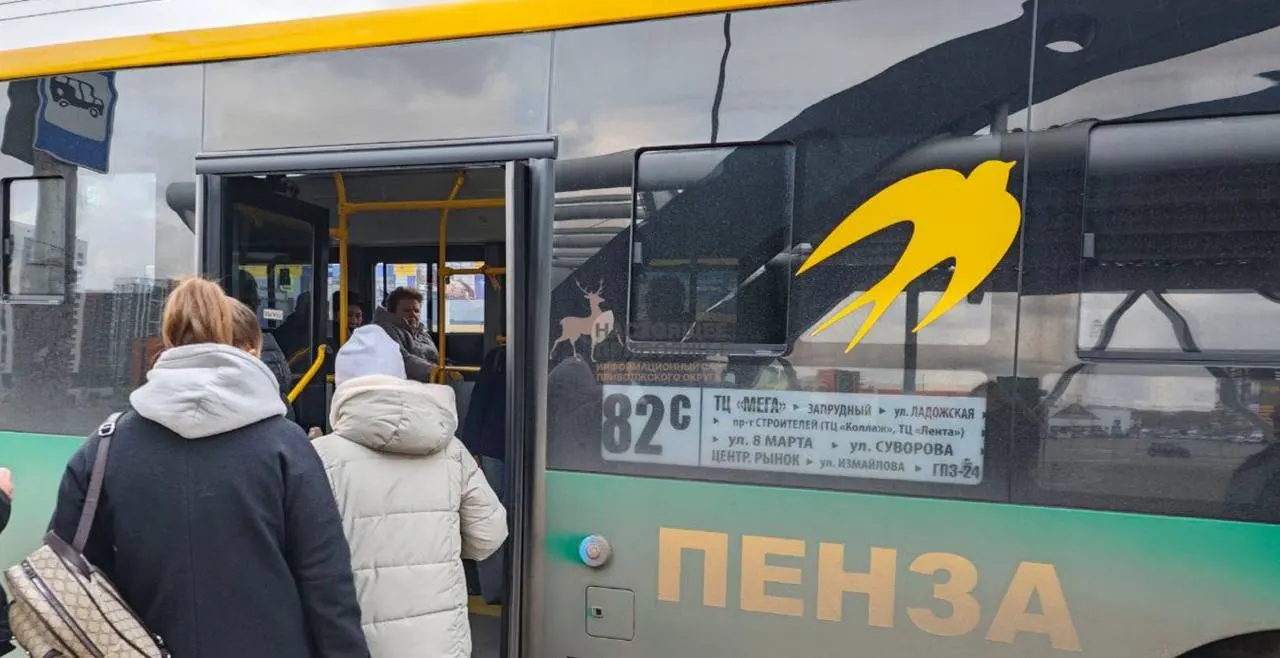 Проезд в автобусах, троллейбусах и маршрутках Пензы подорожает: до 40 рублей в крупных автобусах и троллейбусах, 45 рублей в маршрутках; на подвозках — 15 рублей; причина — инфляция.