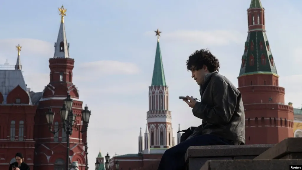 Роскомнадзор предложил законопроект об идентификации детей в социальных сетях и сокращении времени пребывания онлайн для несовершеннолетних, с учётом опыта других стран.