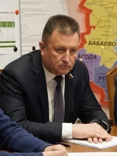Евгений Богомазов предложил поправку, которая исключает возможность снижать тарифы ниже регионального минимума и оставляет за собственниками лишь право голосовать за увеличение — это приведёт к дополнительным расходам для многих домов.