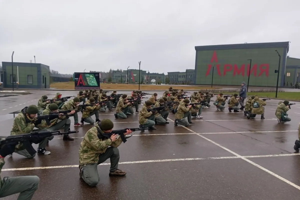 За пять лет из федерального бюджета направили не менее 50 млрд рублей на центры «Авангард» и «Воин», где школьников обучают строевой подготовке, обращению с оружием, управлению дронами и проводят интенсивное патриотическое воспитание.