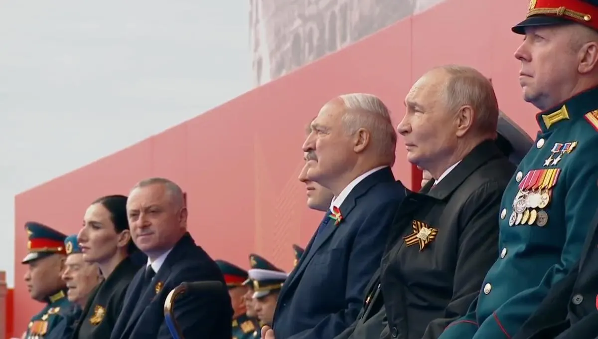 Во время парада Победы президент назвал праздник священным, связал подвиг поколений с нынешними бойцами «СВО» и отметил, что на трибуне впервые рядом с ветераном разместили участника спецоперации.