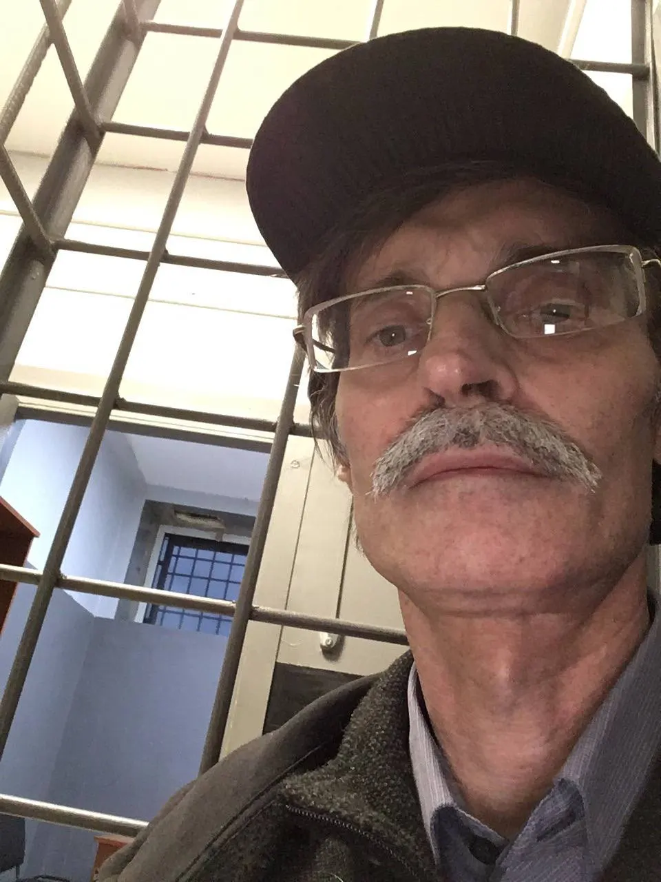 Суд оштрафовал руководителя фракции в Петрозаводском горсовете по статье о «демонстрации экстремистской символики». Решение может помешать его участию в осенней избирательной кампании.