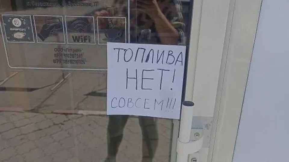 С 31 мая в Крыму вводятся талоны на бензин АИ‑95 и ограничение розничной продажи АИ‑92 до 20 литров на транспортное средство. Власти связывают меры с ударами по НПЗ и нарушениями логистики.