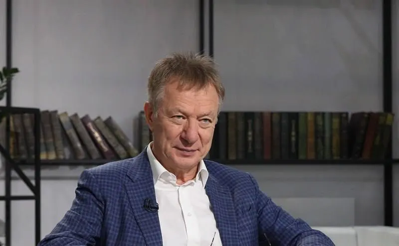 Миллиардер использовал голландский паспорт и покинул страну через Белоруссию после того, как суд признал его структуру «экстремистской» и постановил конфисковать имущество на сумму около 8 млрд рублей.