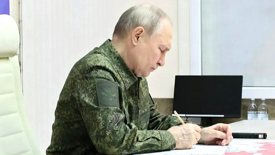 Европейские спецслужбы пересматривают оценки: на фоне застоя на фронте, экономических трудностей и новых законов о «защите граждан» Москва может искать повод для операций за рубежом — в том числе в странах Балтии.