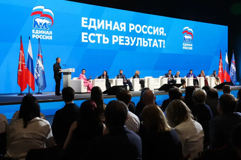 Администрация президента поручила государственным и лояльным изданиям реже использовать слово «запрет» в заголовках и материалах. Вместо этого журналистам предлагают смягчать формулировки и подсвечивать «позитивные» инициативы единороссов — ход, направленный на уменьшение негативного фона перед выборами.