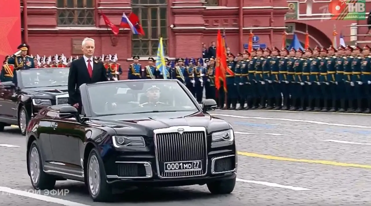 На смотровом мероприятии использовали кабриолет Aurus: показанный автомобиль собрали в Москве, а похожие модели также производят в Елабуге.