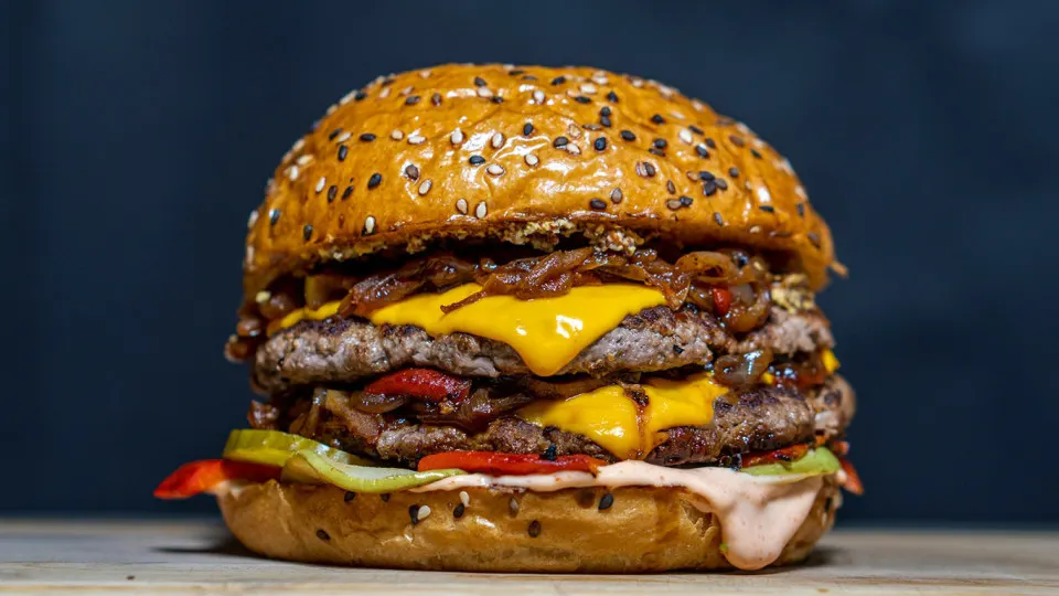Глава партии «Коммунисты России» предложил ввести годичный переход на русскоязычные названия блюд и запретить англицизмы в сфере общепита; действие новых норм по использованию русского языка уже закреплено в недавнем федеральном законе.