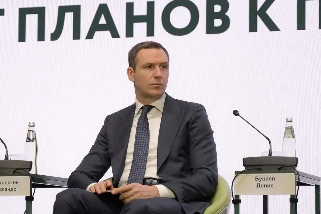Его подозревают в хищении средств Российского экологического оператора; по данным следствия, Буцаев может находиться в США. Мусорная реформа, которую он курировал, официально признана проваленной — вместо 36% переработки достигается не более 10%.