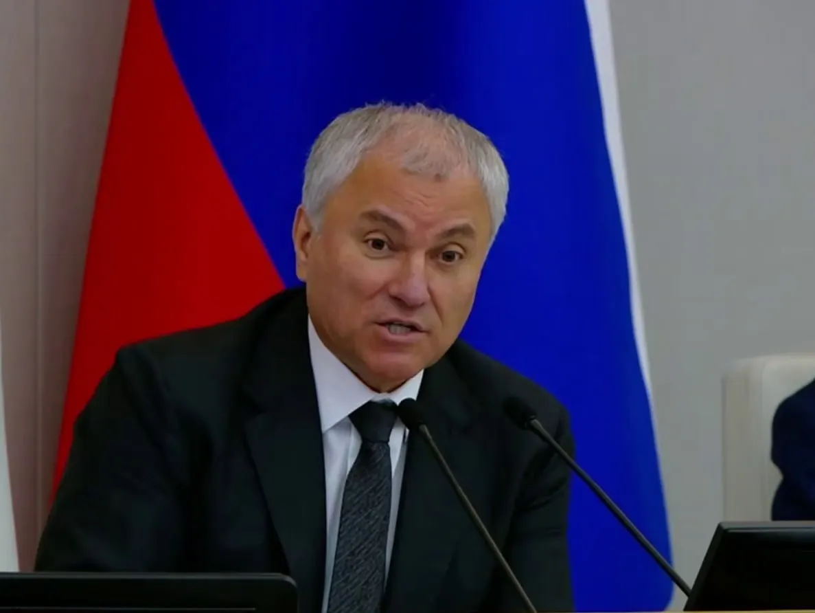 Депутаты расширили перечень профилактических мер: в него официально добавлены мероприятия по противодействию фальсификации истории и предупреждению уклонения от исполнения обязанностей по защите Отечества. Инициаторы связывают это с охраной традиционных ценностей и национальной безопасности.