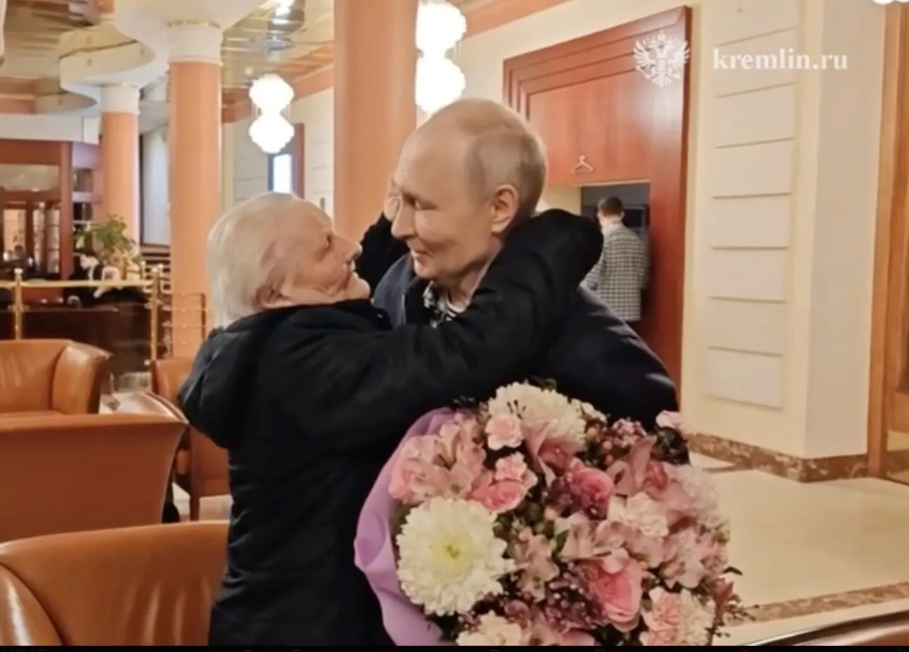 Президент встретился со своей первой учительницей: педагог обнимала его, целовала и не скрывала слёз.