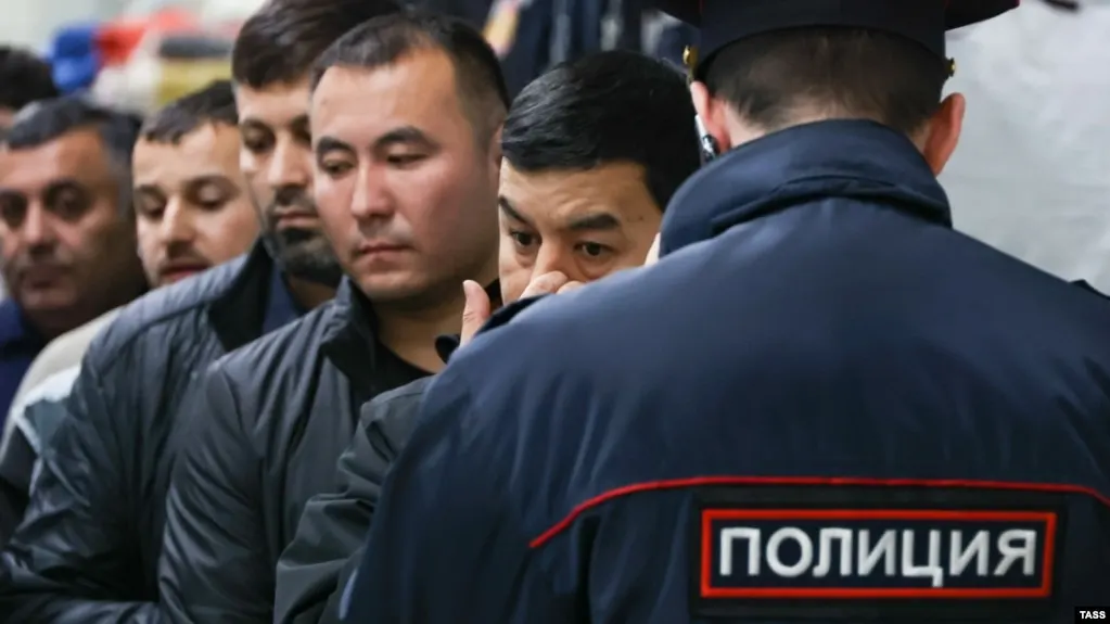 Законопроект расширяет перечень правонарушений, за которые иностранцев и лиц без гражданства могут выдворять из России — в список включены участие в несанкционированных митингах, дискредитация вооружённых сил, призывы к санкциям и другие действия; общее число оснований вырастет до 58.