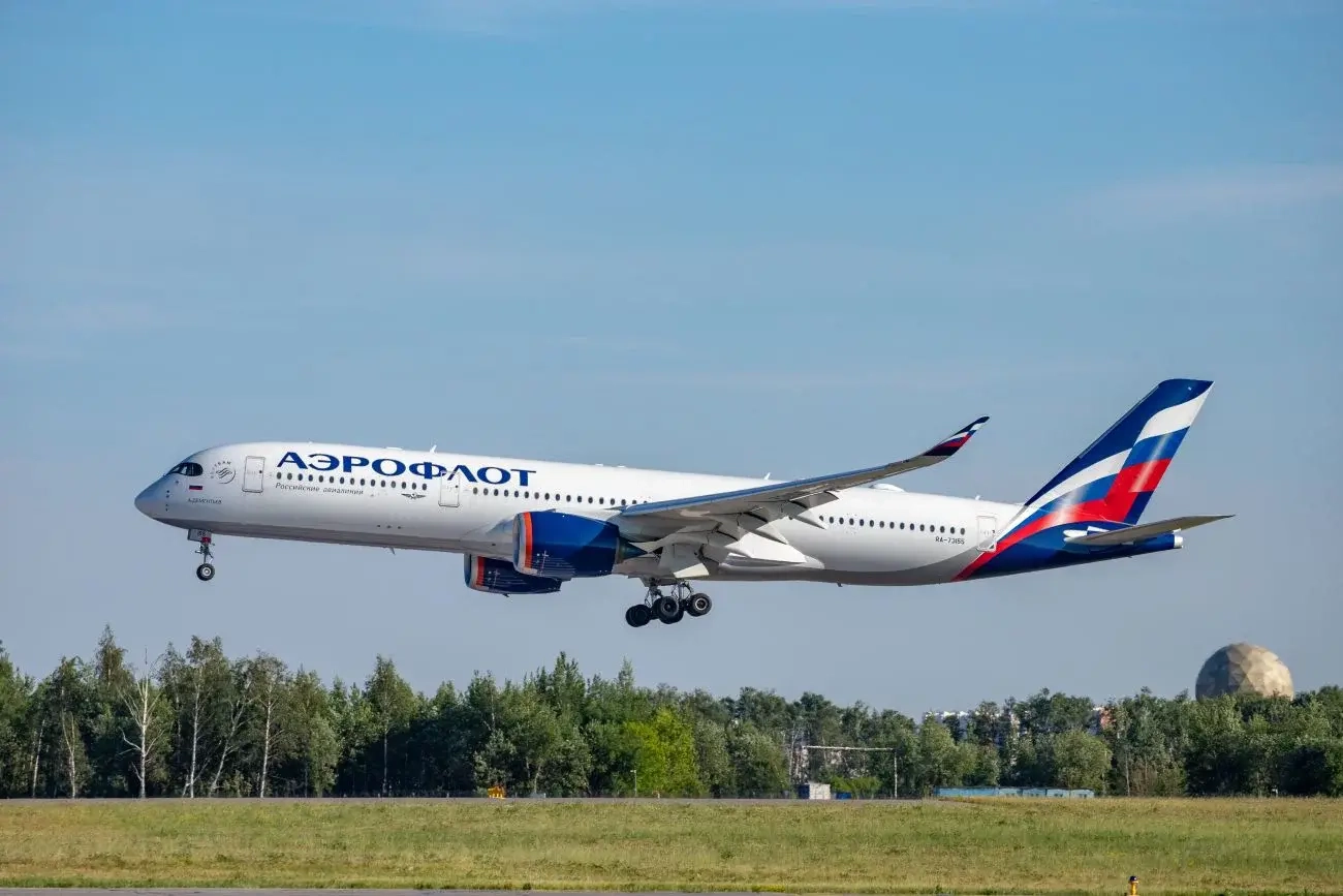 Росимущество планирует организовать продажу пакета акций «Аэрофлота»; отбор организатора проходит по заявкам с 22 мая по 8 июня. Экономист оценивает возможные потери бюджета примерно в 12 млрд рублей.