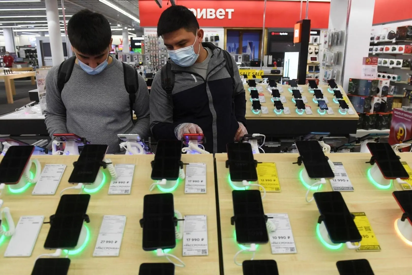 Регистрация устройств в планируемой единой базе IMEI останется бесплатной для граждан и импортеров. База всё ещё готовится в рамках пакета поправок по борьбе с киберомошенничеством; обязательная привязка IMEI к номеру может вступить в силу в 2027 году, а с 2028-го в сети будут работать только зарегистрированные телефоны.