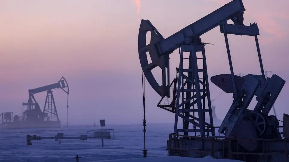 Минэкономразвития ожидает сокращения добычи нефти в 2026 году до примерно 511 млн тонн — самого низкого уровня с 2009 года. Отрасль сталкивается с сокращением буровой активности, дефицитом инвестиций и последствиями санкций.