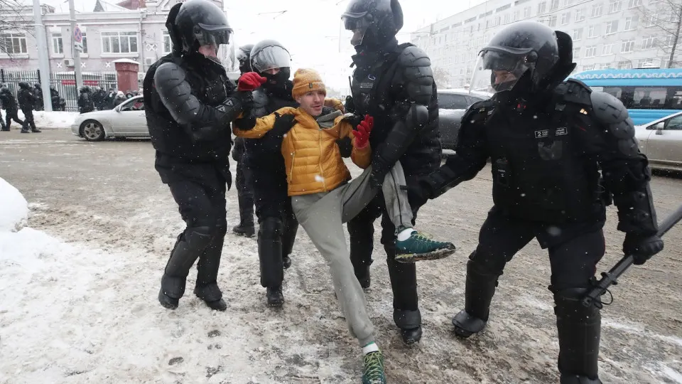 Поправки расширяют план профилактики МВД: полиции поручено предупреждать и пресекать уклонения от обязанности защищать Отечество и противодействовать искажению исторической правды. Решения принимаются на фоне круглогодичного призыва, возможного привлечения мобрезерва и обсуждений новой частичной мобилизации.