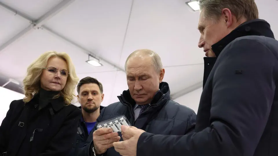 В России стартовала государственная программа на примерно $26 млрд по разработке технологий продления жизни — от биопечати тканей и генной терапии до выращивания органов в генетически модифицированных животных. Проекты получают господдержку, но часть экспертов сомневается в реальных достижениях.