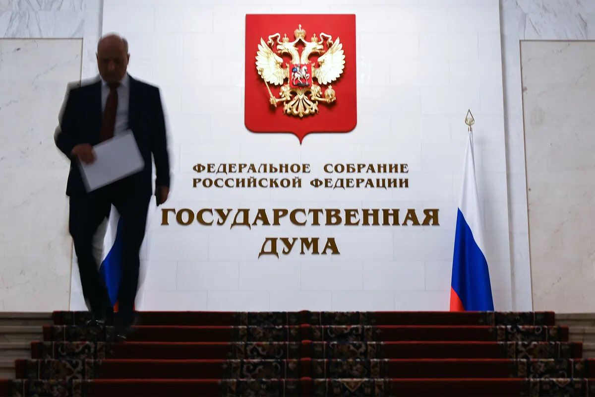 Документ, внесённый в 2024 году и поддержанный в первом чтении в мае 2025 года, предлагает ввести возможность ареста имущества россиян, покинувших страну, за конкретно перечисленные преступления.