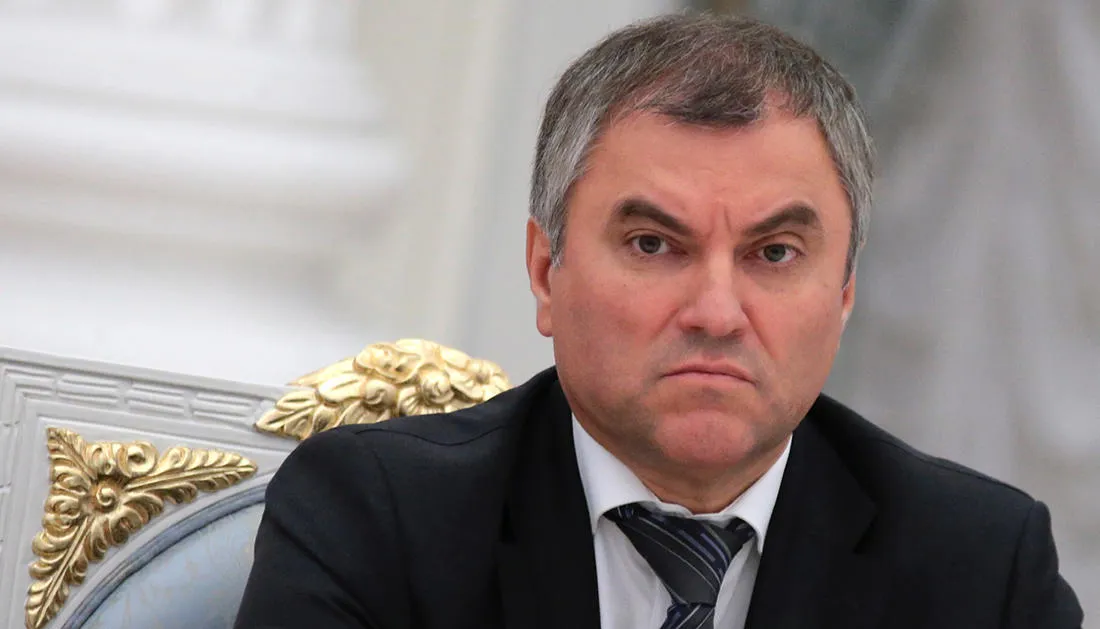 Депутаты во втором и третьем чтениях приняли поправки, расширяющие основания для ареста и возможной конфискации имущества граждан, совершивших ряд «правонарушений против интересов России за рубежом». Закон вступит в силу 1 сентября 2026 года.
