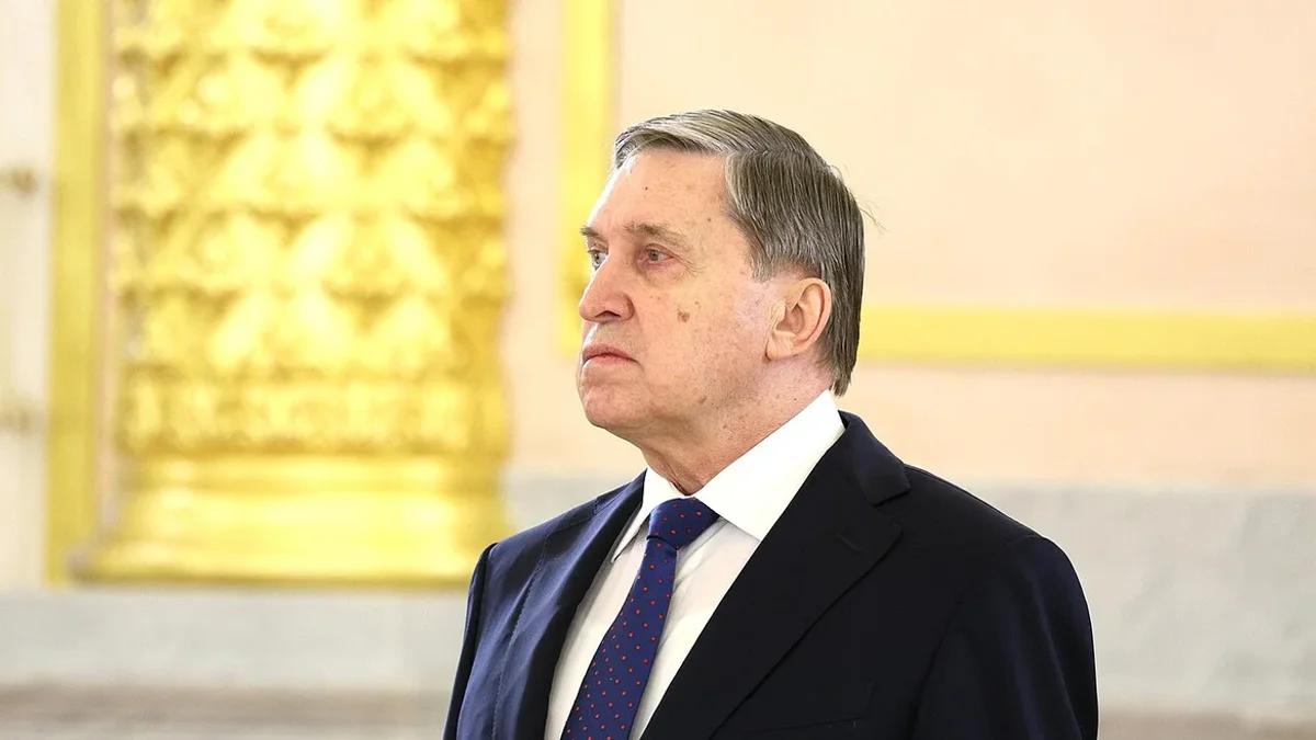 Помощник руководителя РФ заявил, что прекращение боевых действий возможно только после вывода украинских войск из Донбасса. Он отметил активность телефонных контактов с США, а также напомнил о словах президента о готовности встретиться с Зеленским при наличии окончательных договорённостей.
